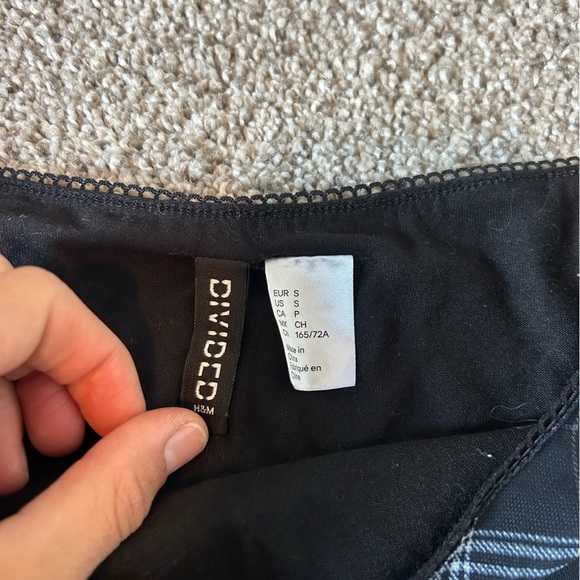 Divided plaid stretchy mesh skirt - Picture 3 of 4